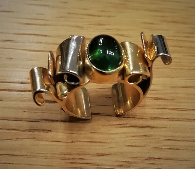 anello d'oro design con pietra verde
