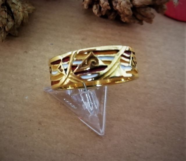 anello d'oro con strisce bronzo e bianche