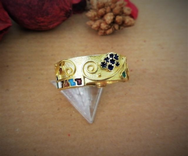 anello d'oro con dettagli colorati ispirati a Klimt