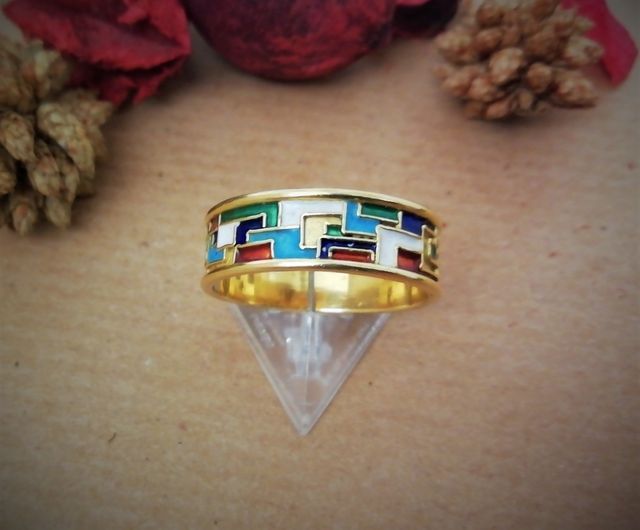anello d'oro con rettangolini colorati