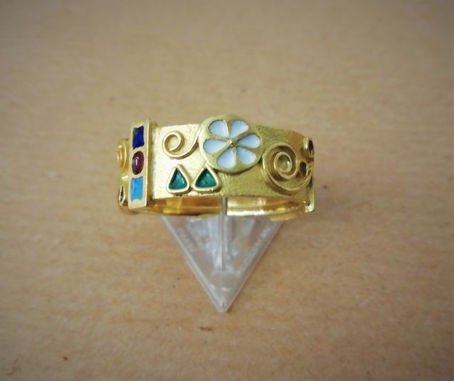 anello d'oro con fiorellino e pietre preziose