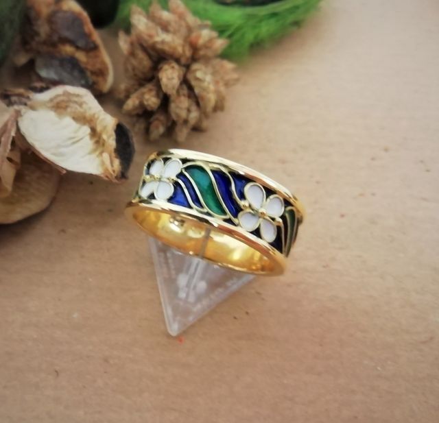 anello d'oro con decorazioni blu, verdi e bianche
