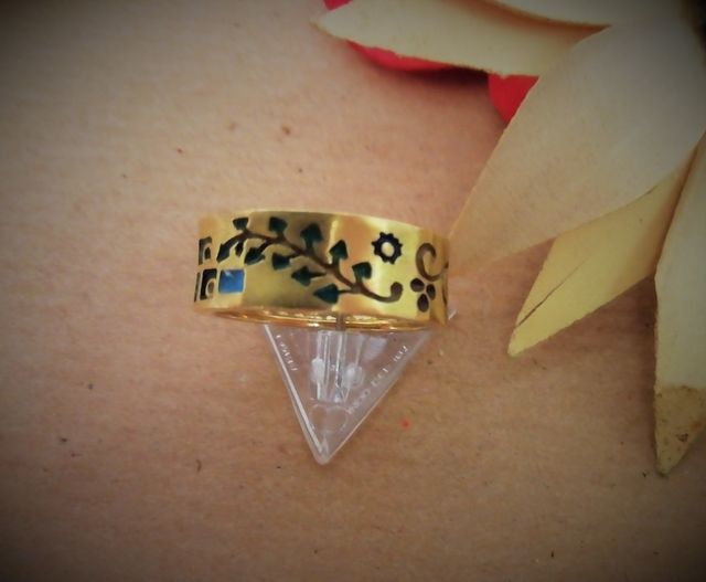 anello d'oro con fregi neri e azzurri