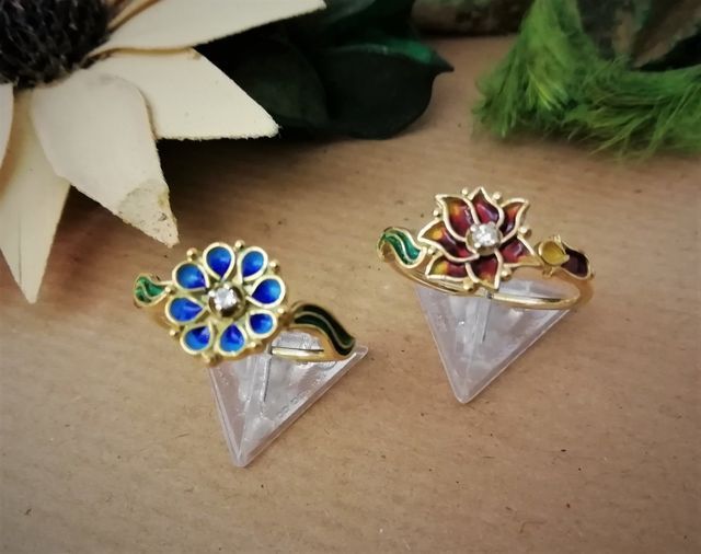 due anelli in oro con fiori