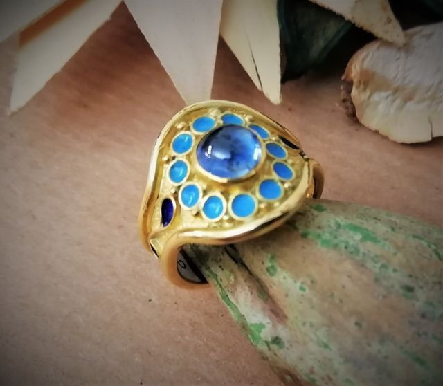 anello d'oro con pietre preziose azzurre