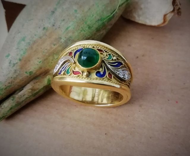 anello d'oro con pietra verde e fregi colorati