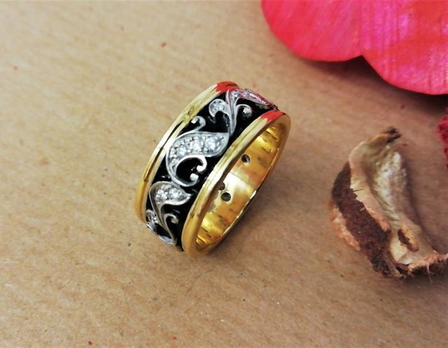 anello d'oro nero con cristalli