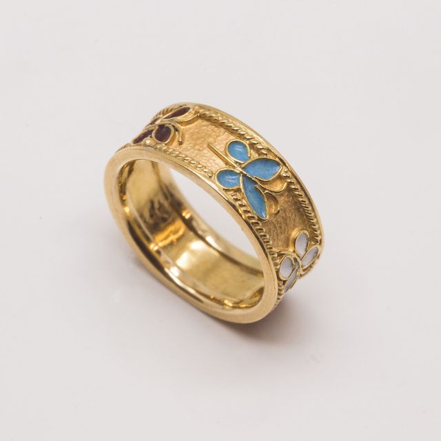 anello d'oro con piccole pietre incastonate