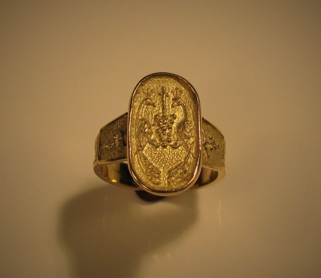 anello tutto in oro con piastra decorata