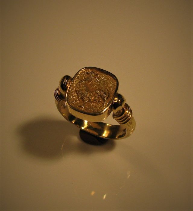 anello in oro con quadrato centrale