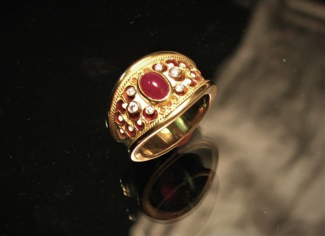 anello in oro con diamantini e pietra centrale