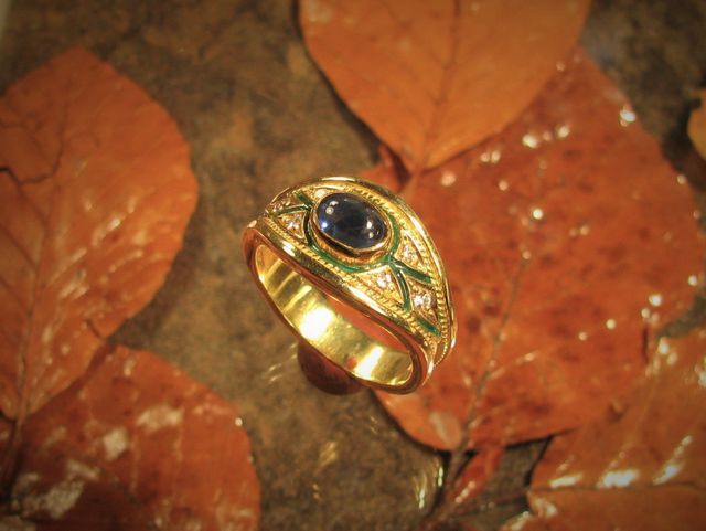 anello in oro con pietra preziosa blu centrale