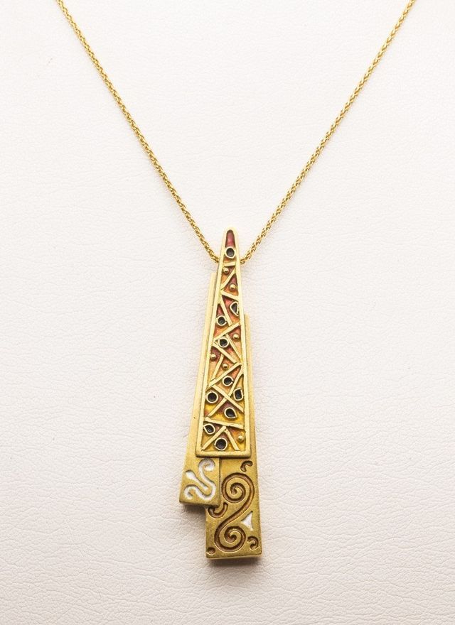 ciondolo d'oro con due triangoli decorati