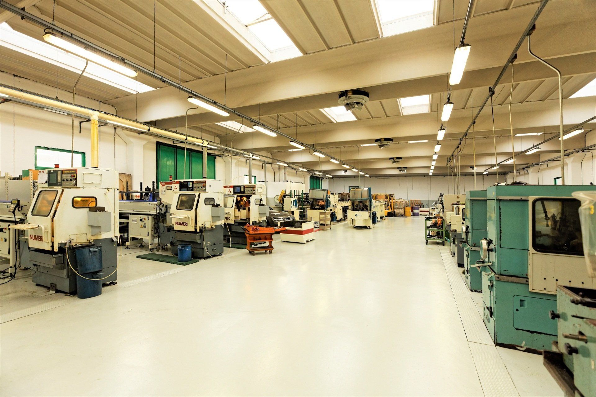 Macchinari all'interno di una torneria