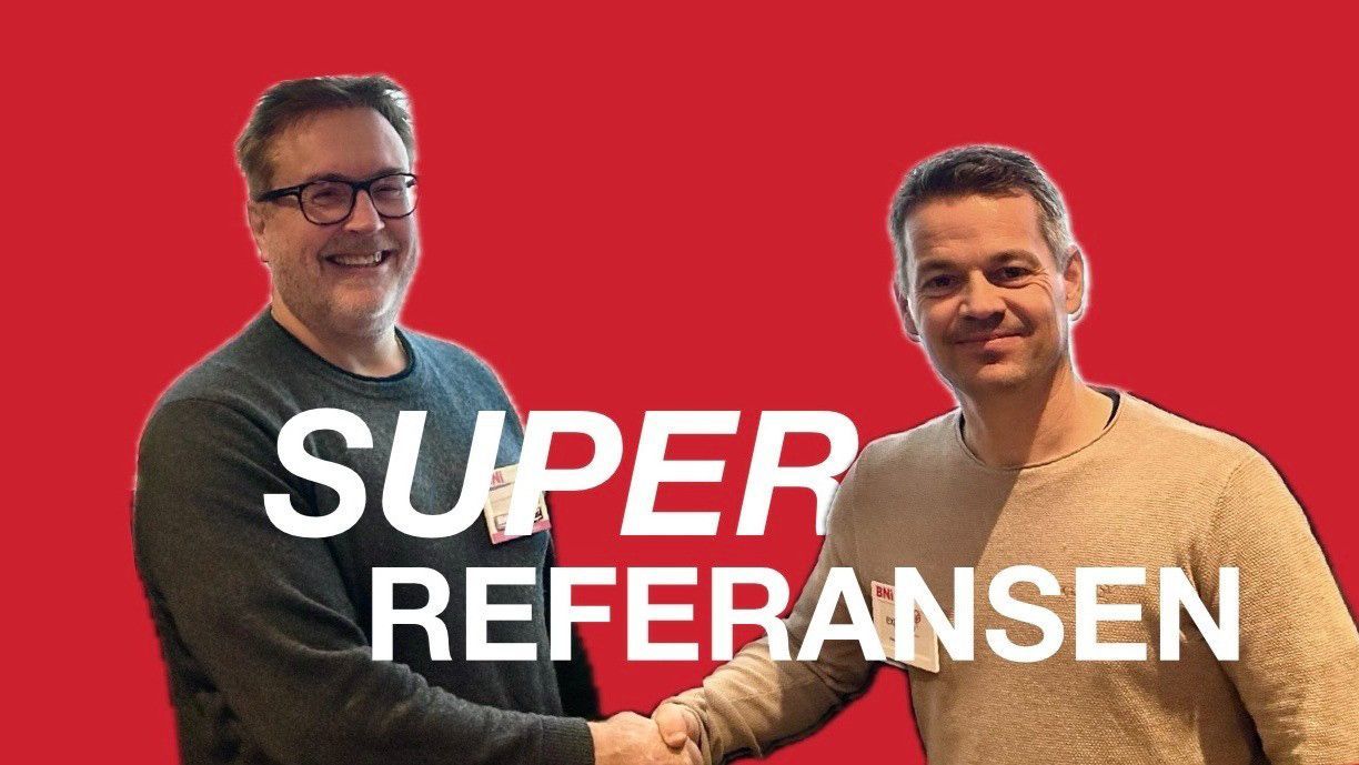 To personer håndhilser mot en heldekkende rød bakgrunn, med hvit tekst som «SUPER REFERANSEN» over.