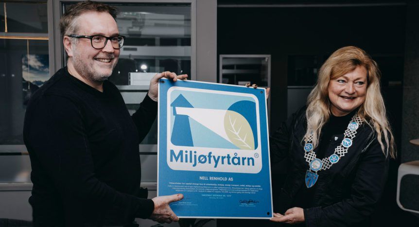Mann og kvinne som holder en blå og hvit «Miljolyrthun»-pris. Begge smiler innendørs.