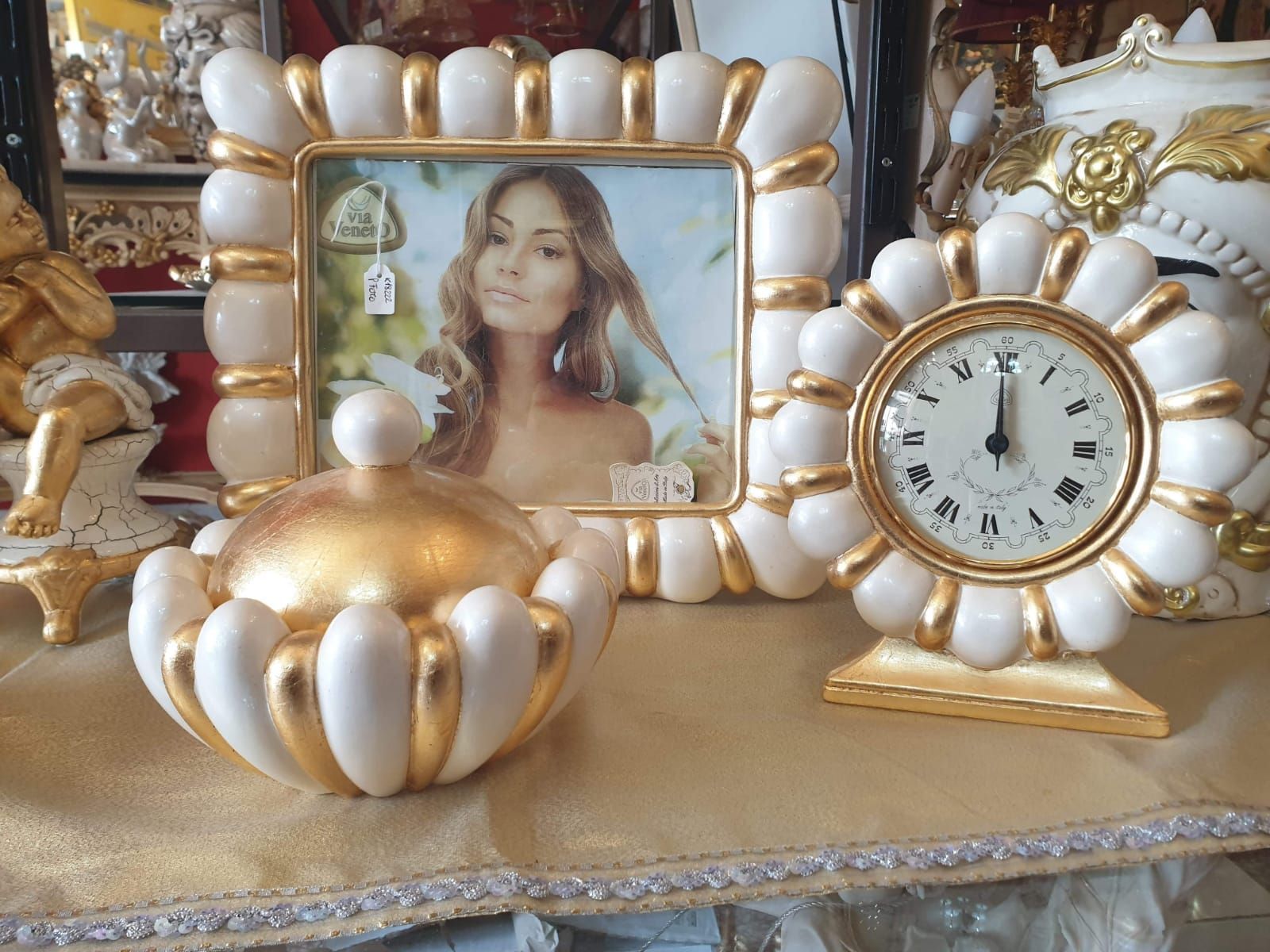 cornice fotografica e orologio da tavolo