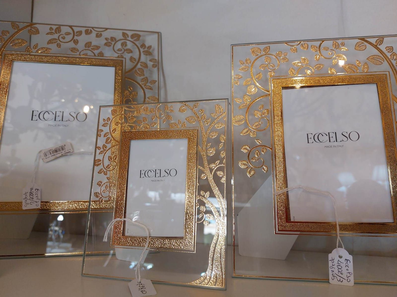 cornici fotografiche con decorazioni oro