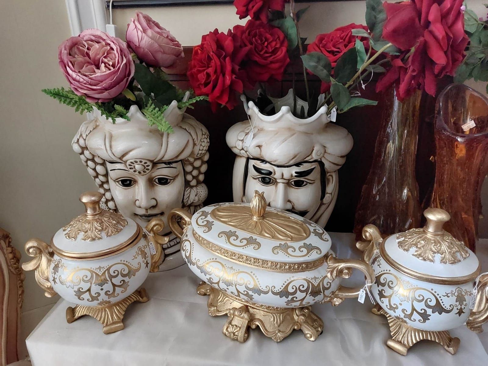 ceramiche bianche con dettagli oro