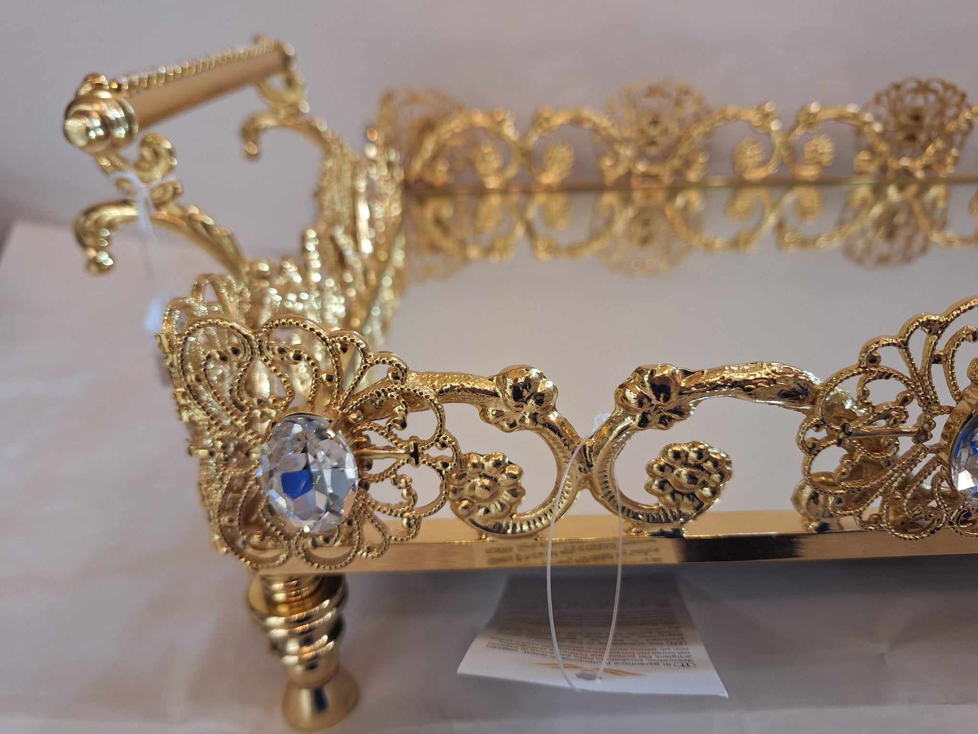 vassoio specchiato con dettagli in oro