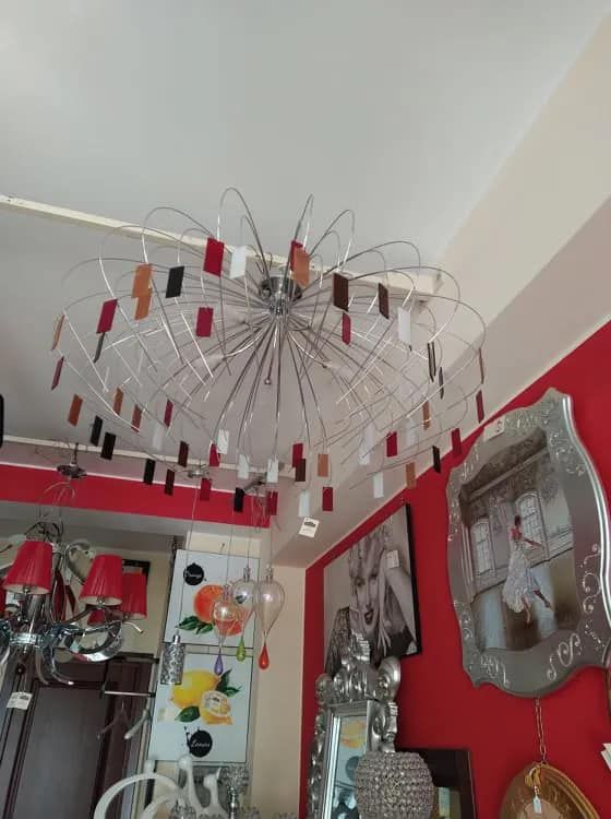 lampadario con dettagli rossi