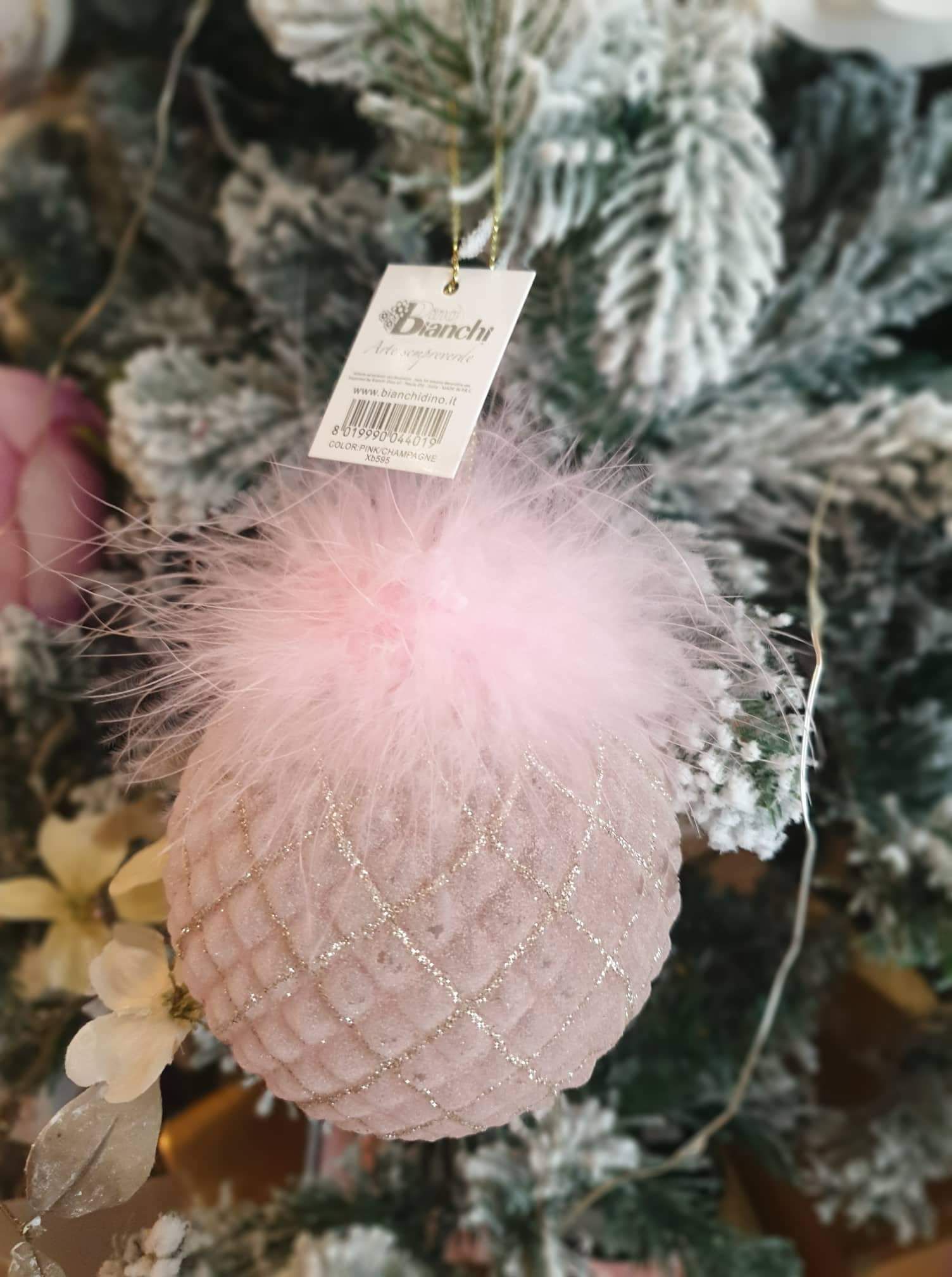 pallina rosa con piume