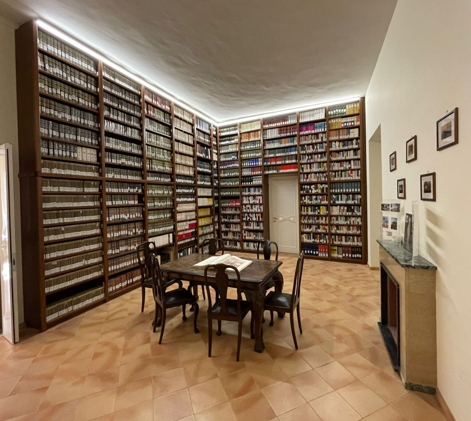 Comune di Mondragone – Biblioteca per Ipovedenti realizzata a mano