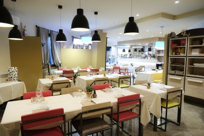 tavoli del ristorante con tovaglie bianche e sedie rosse