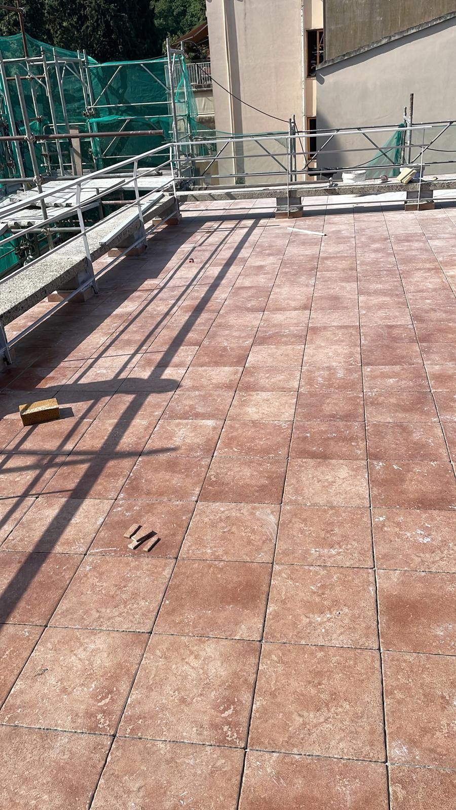 Sulla sommità di un edificio viene costruito un pavimento in mattoni.