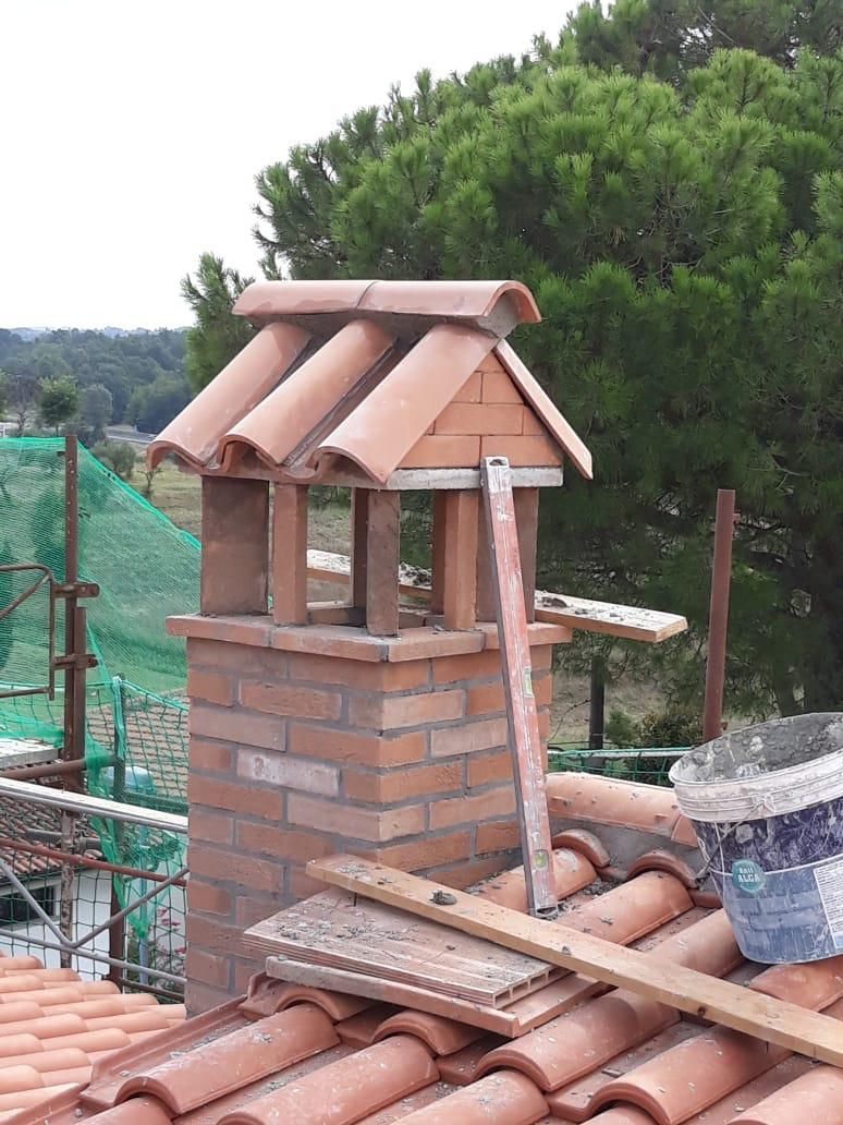 Un camino in mattoni sopra un tetto di tegole