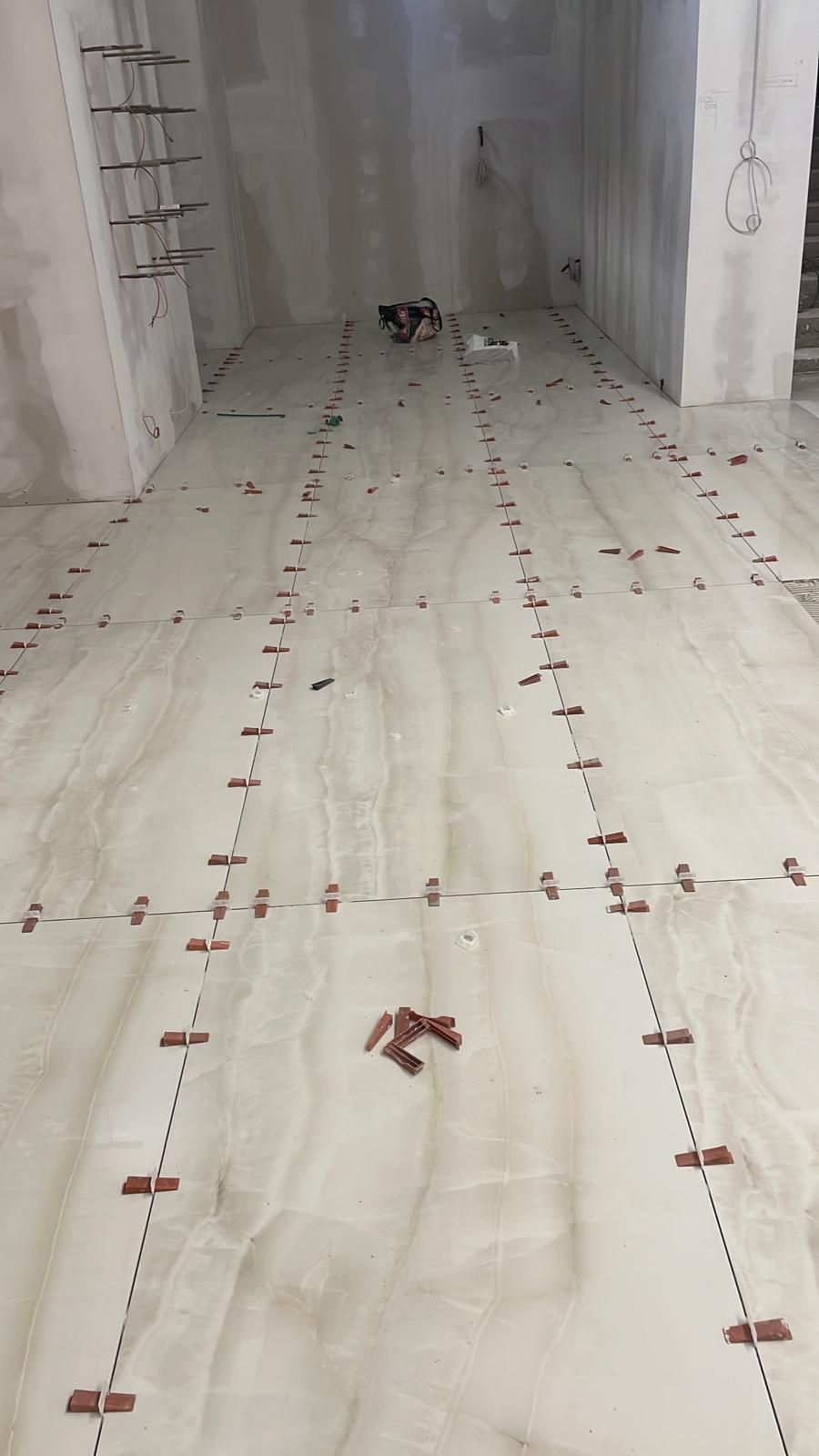 Una stanza molto lunga con un sacco di piastrelle sul pavimento.