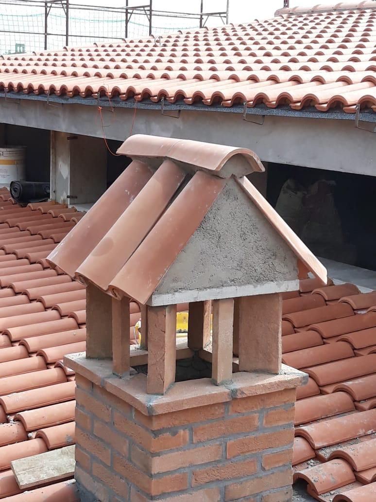 Un camino in mattoni sopra un tetto di tegole