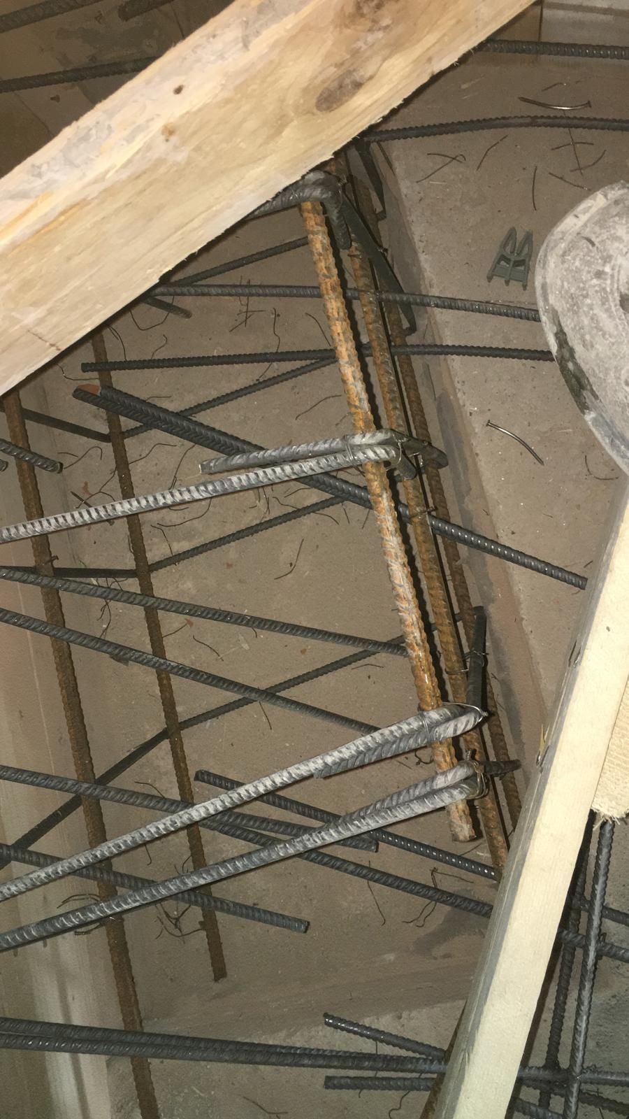 Un mucchio di barre di metallo appoggiate su un tavolo di legno.