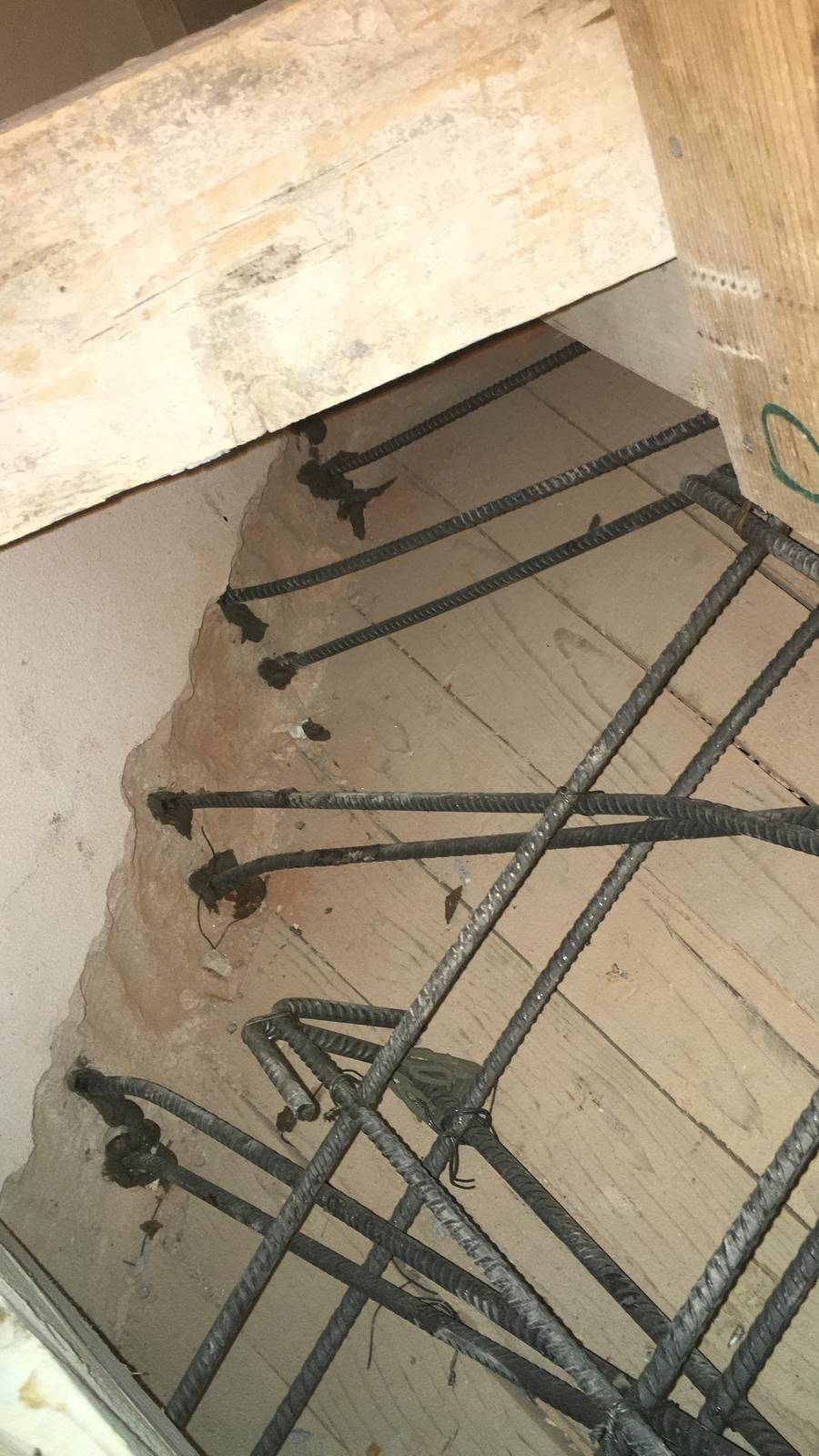 Primo piano di una struttura metallica su un pavimento in legno.