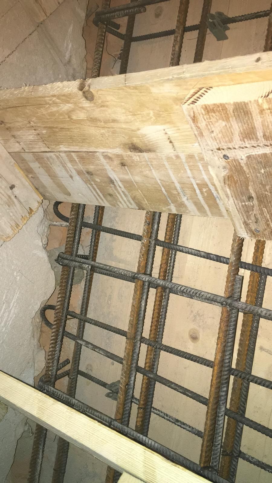 Si sta costruendo una scala in legno e metallo.