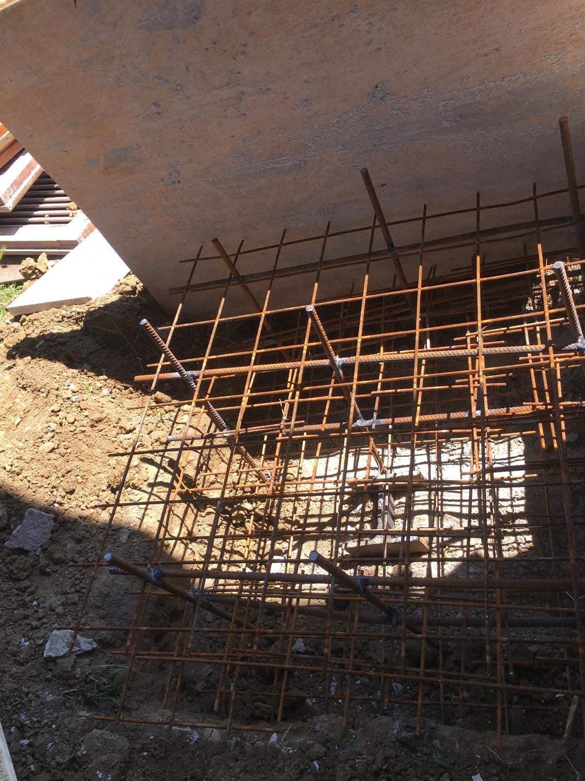 Un blocco di cemento viene costruito con una rete metallica che lo circonda