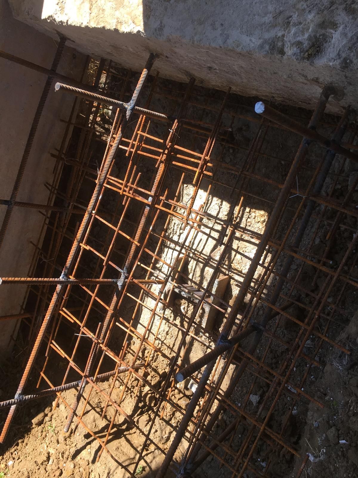 Un mucchio di barre di metallo giace a terra