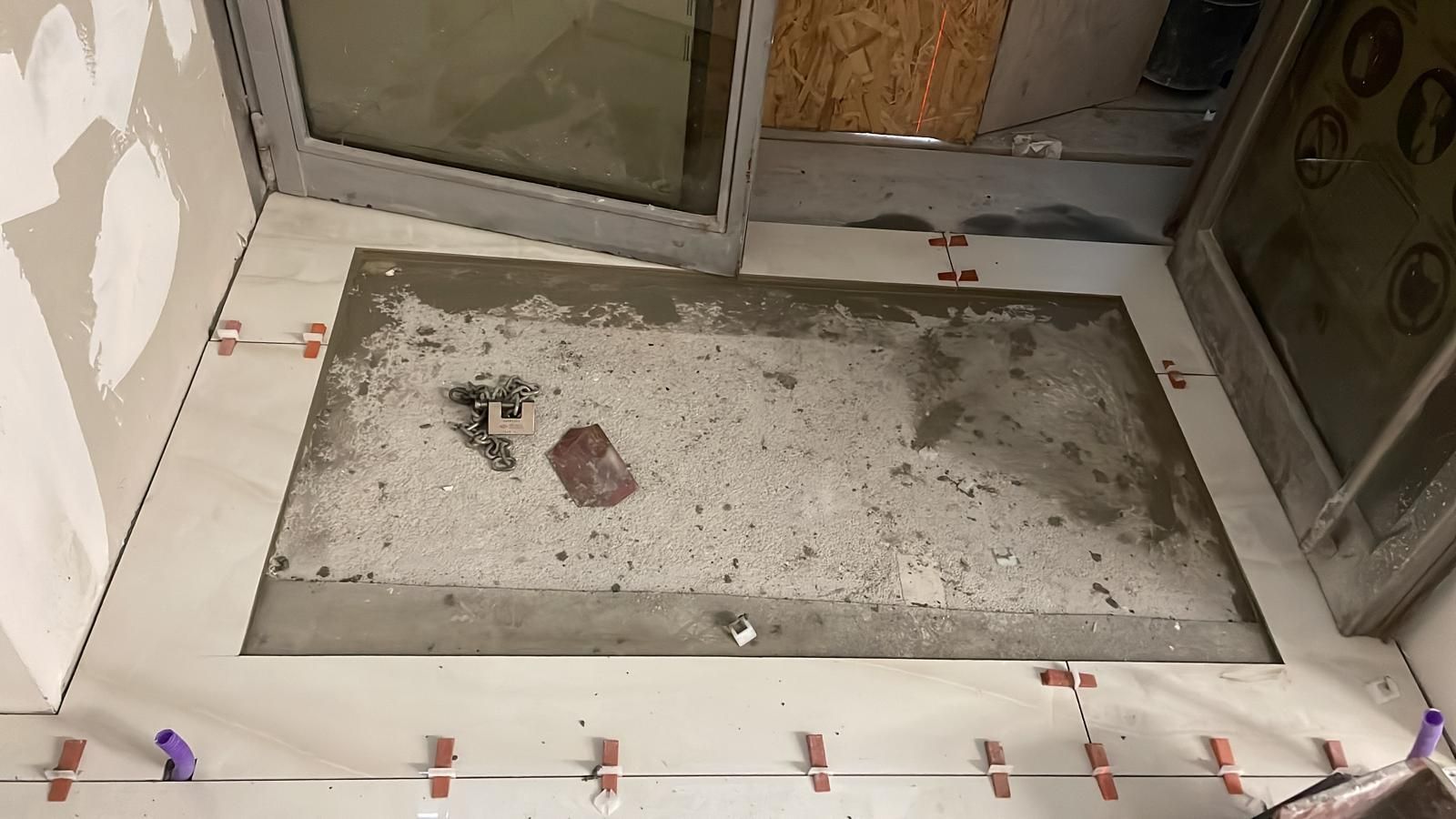 Si sta installando un pavimento piastrellato in una stanza dotata di finestra.