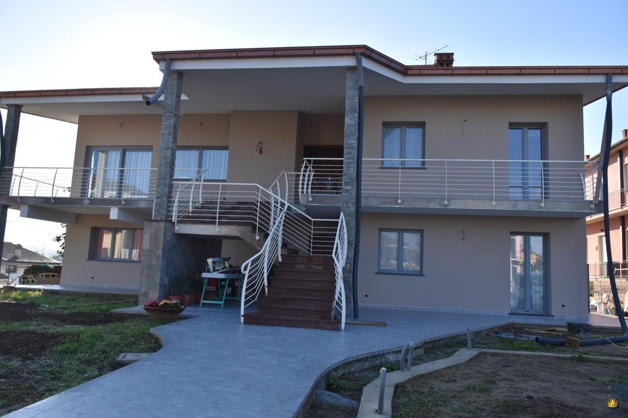 Una grande casa con scale che portano al secondo piano