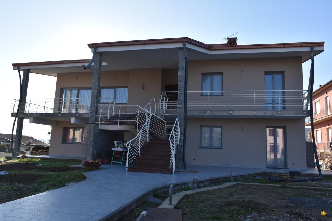 Una grande casa con scale che portano al secondo piano