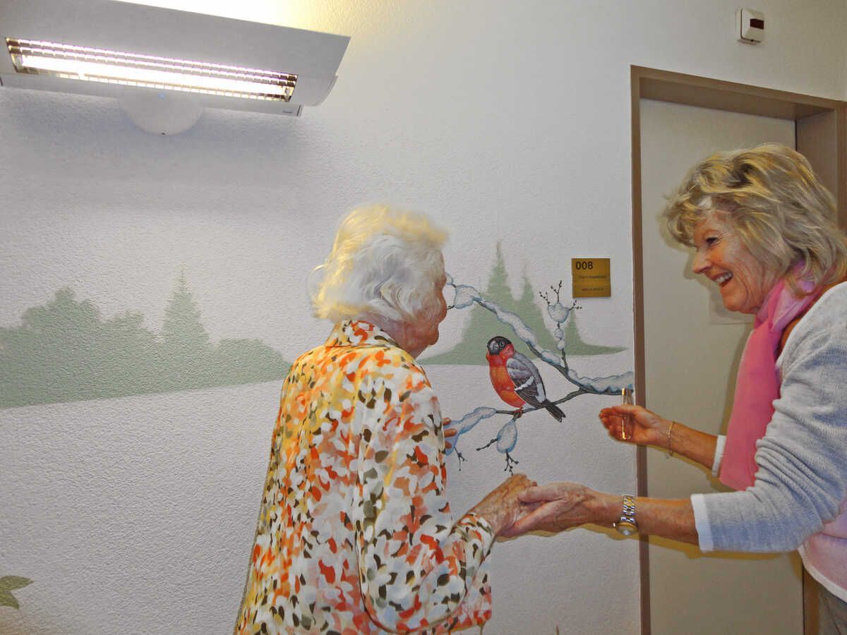 Alzheimer mural with resident