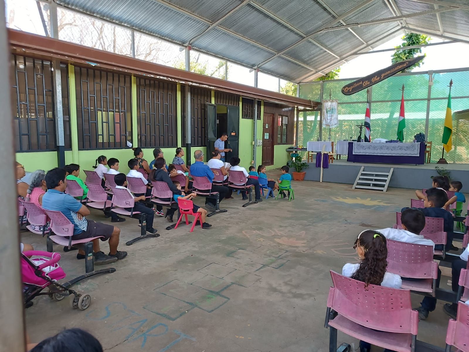 A group of people are sitting in chairs in a room.