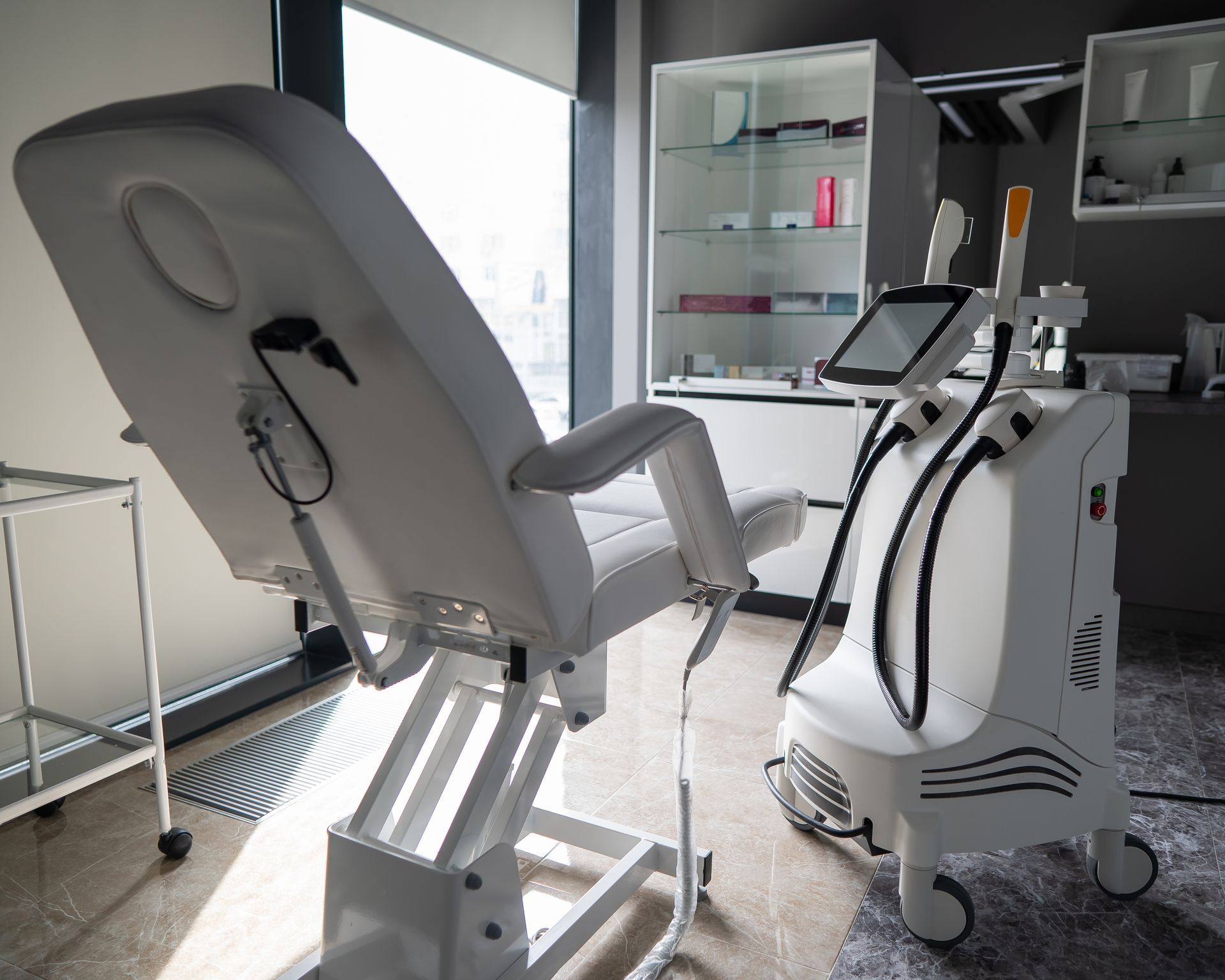 Zwei Personen reinigen Fenster in einem Büro – Symbolbild für professionelle Reinigungsdienste