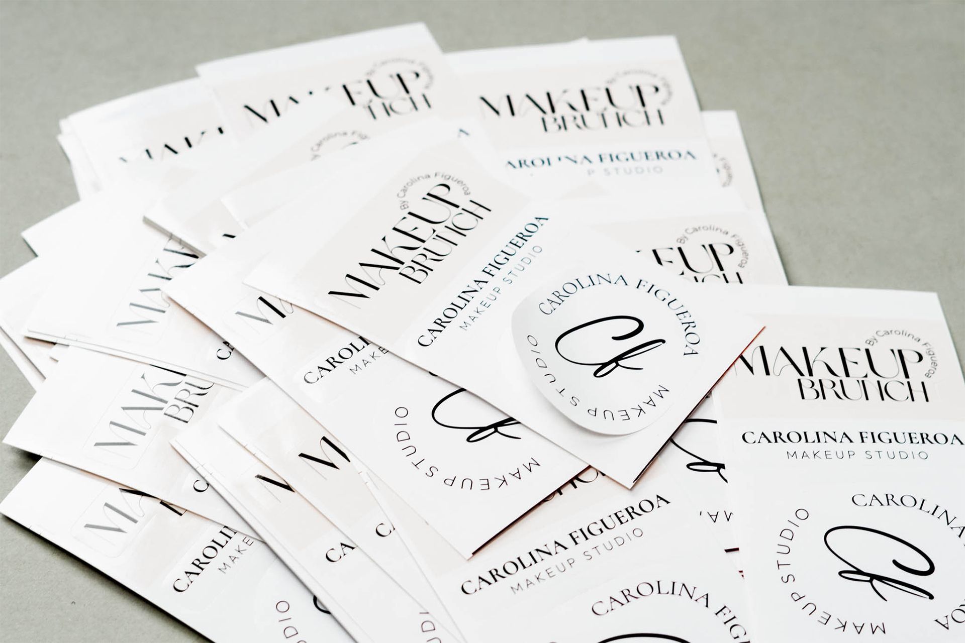 Se están imprimiendo un montón de papeles en una máquina.