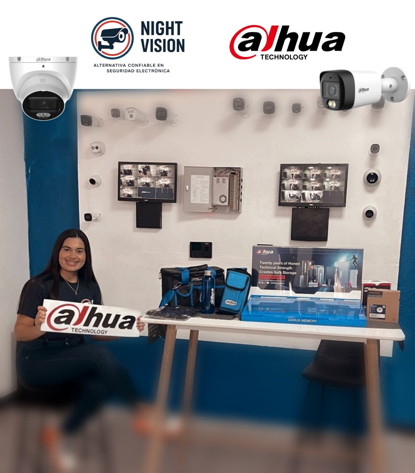 Mujer con cartel de "Dahua" cerca de la pantalla de las cámaras de seguridad. Logotipo de visión nocturna en la parte superior, con equipo sobre una mesa.
