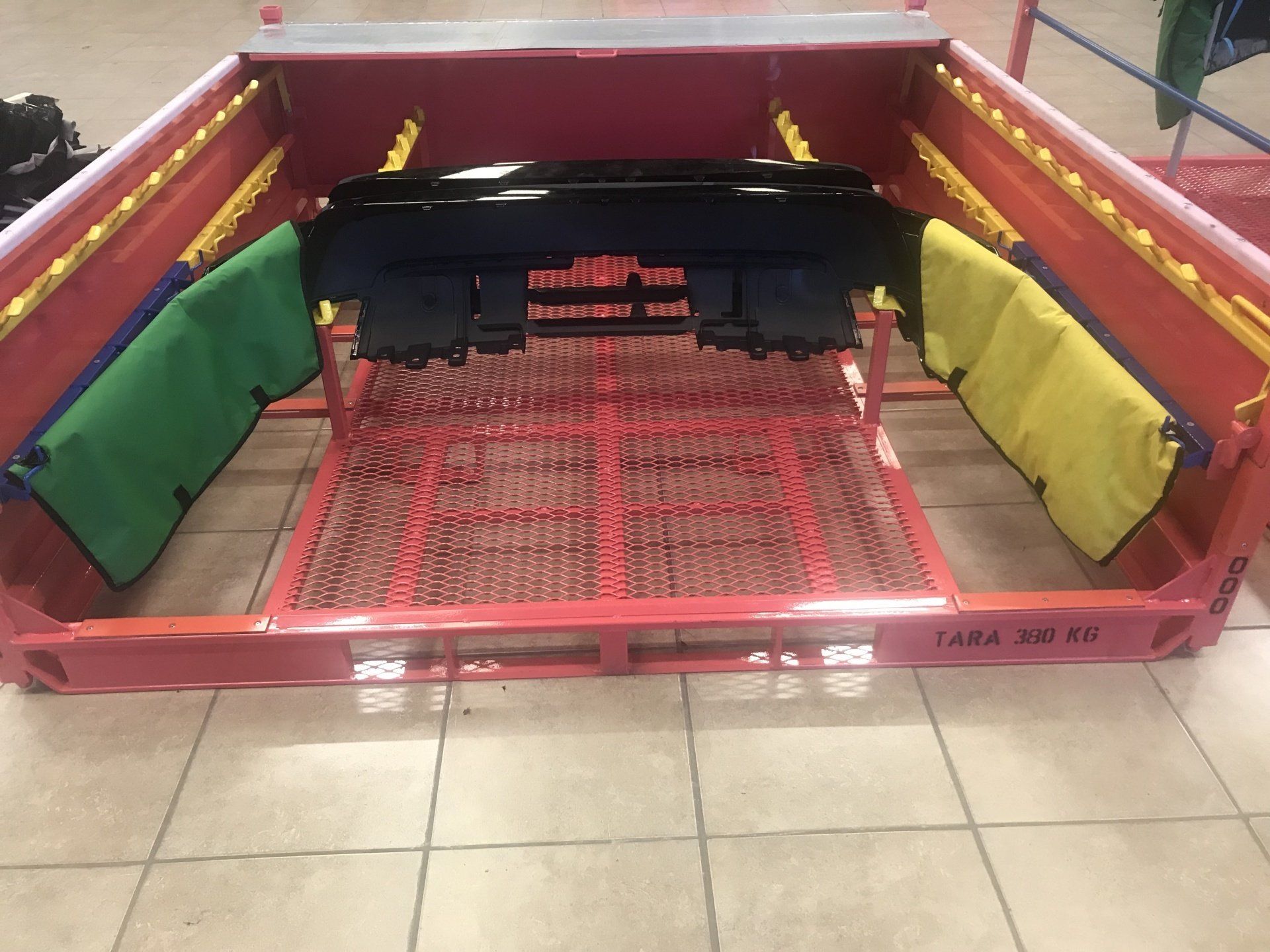 lavorazione di carpenteria metallica per il settore automobilistico