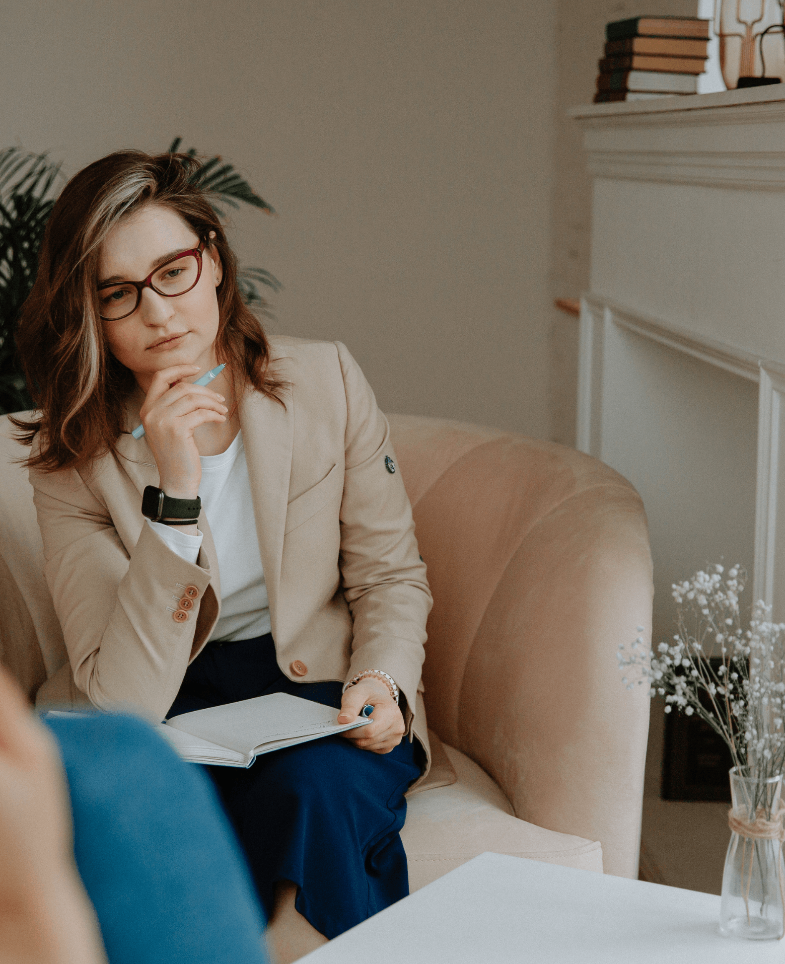 En kvinne som lurer på økonomien sin