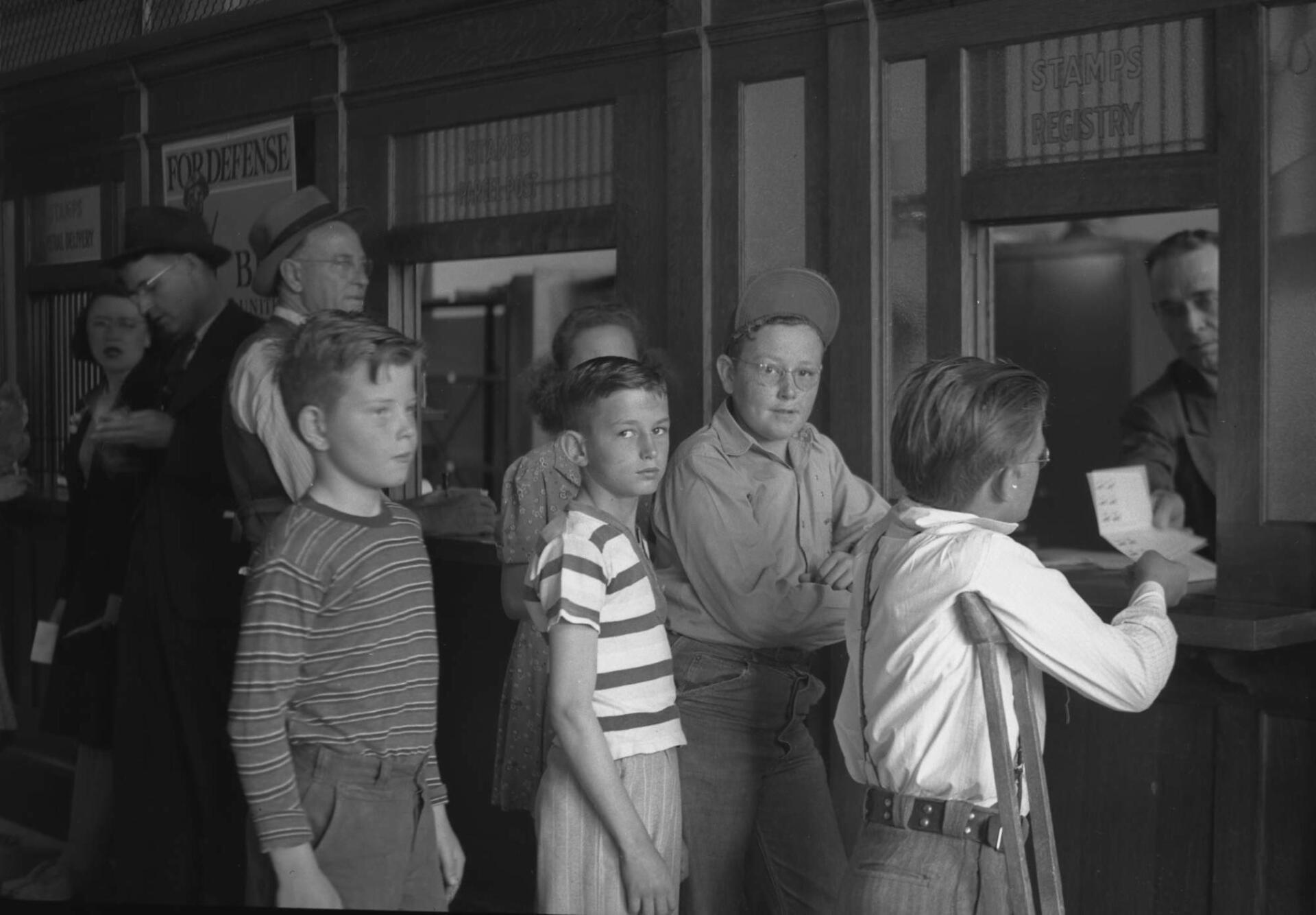 buying-war-bonds-1943