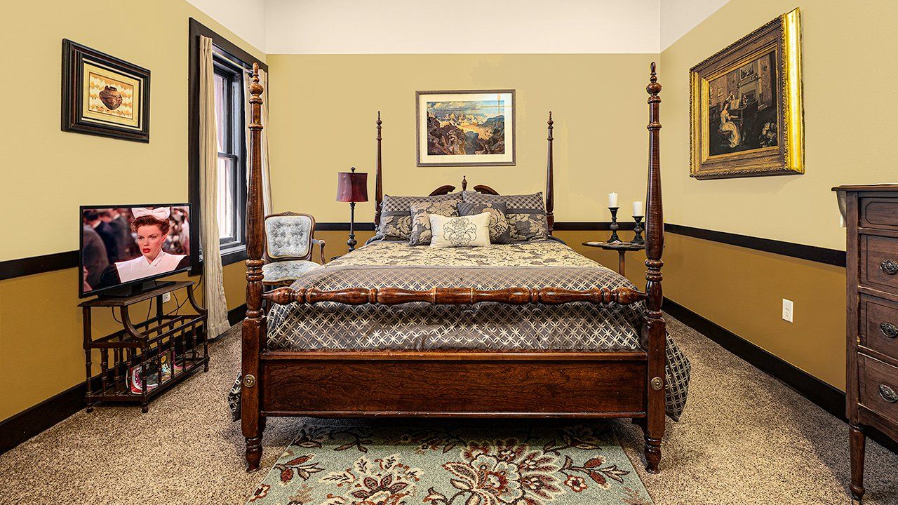 beautiful-antique-style-bed