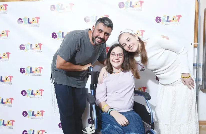 Ishay Ribo together with ALYN patients and event participants Kayla Katzin and Beila Bueno de Mesquita. (credit: Yechiel Sadeh)